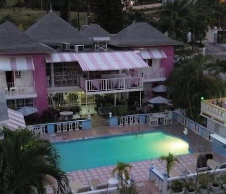 Pink Hibiscus Bed And Breakfast Montego Bay Exterior foto