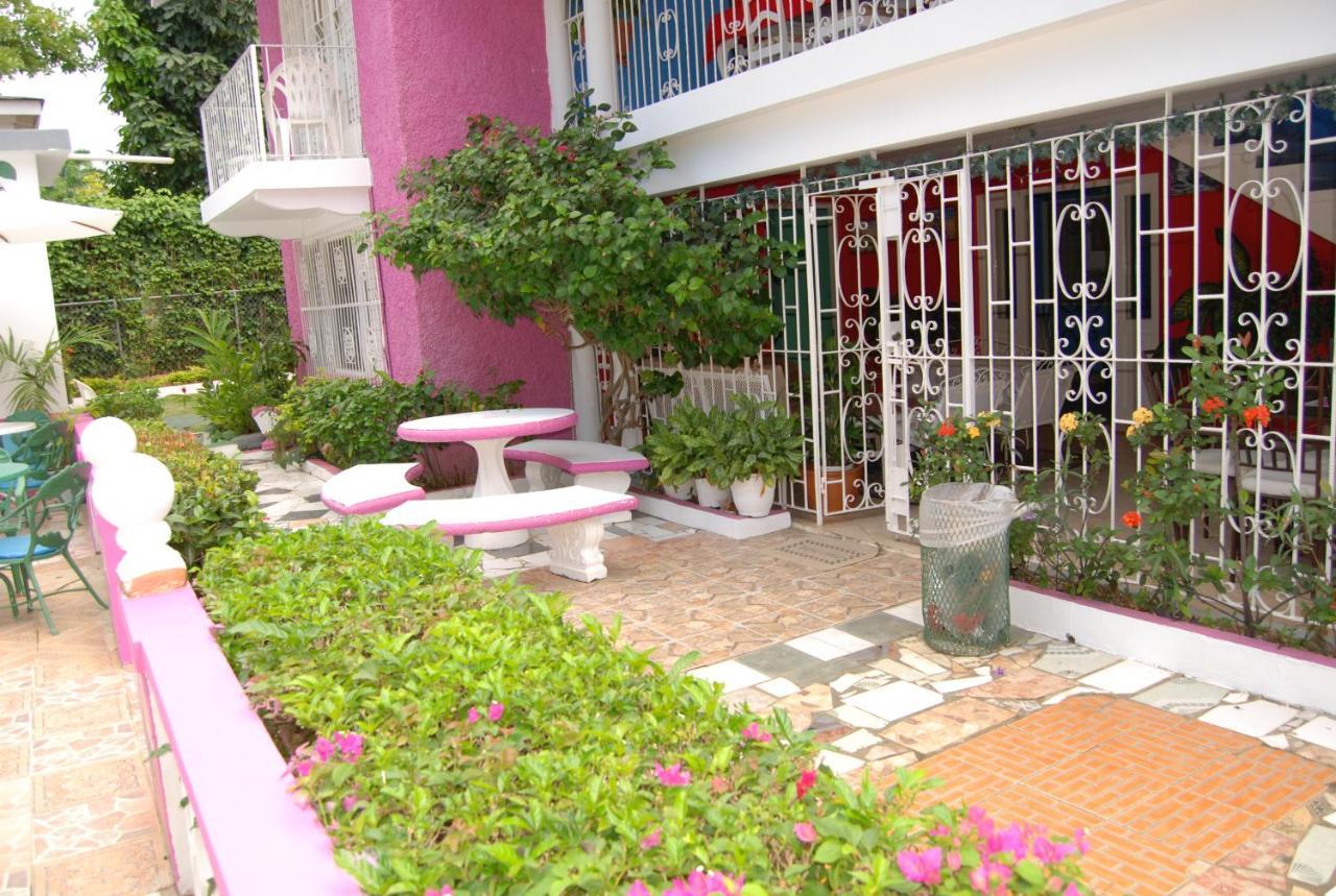 Pink Hibiscus Bed And Breakfast Montego Bay Exterior foto