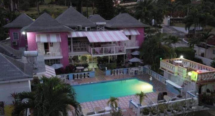 Pink Hibiscus Bed And Breakfast Montego Bay Exterior foto