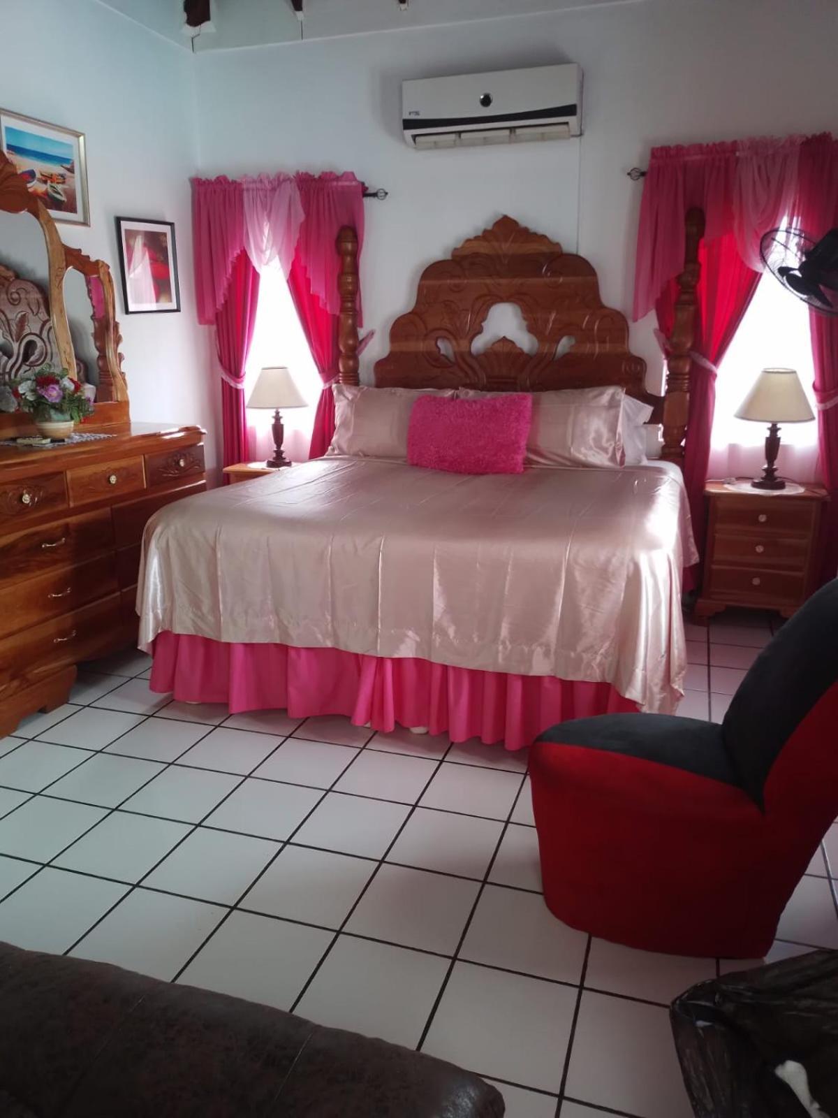 Pink Hibiscus Bed And Breakfast Montego Bay Exterior foto