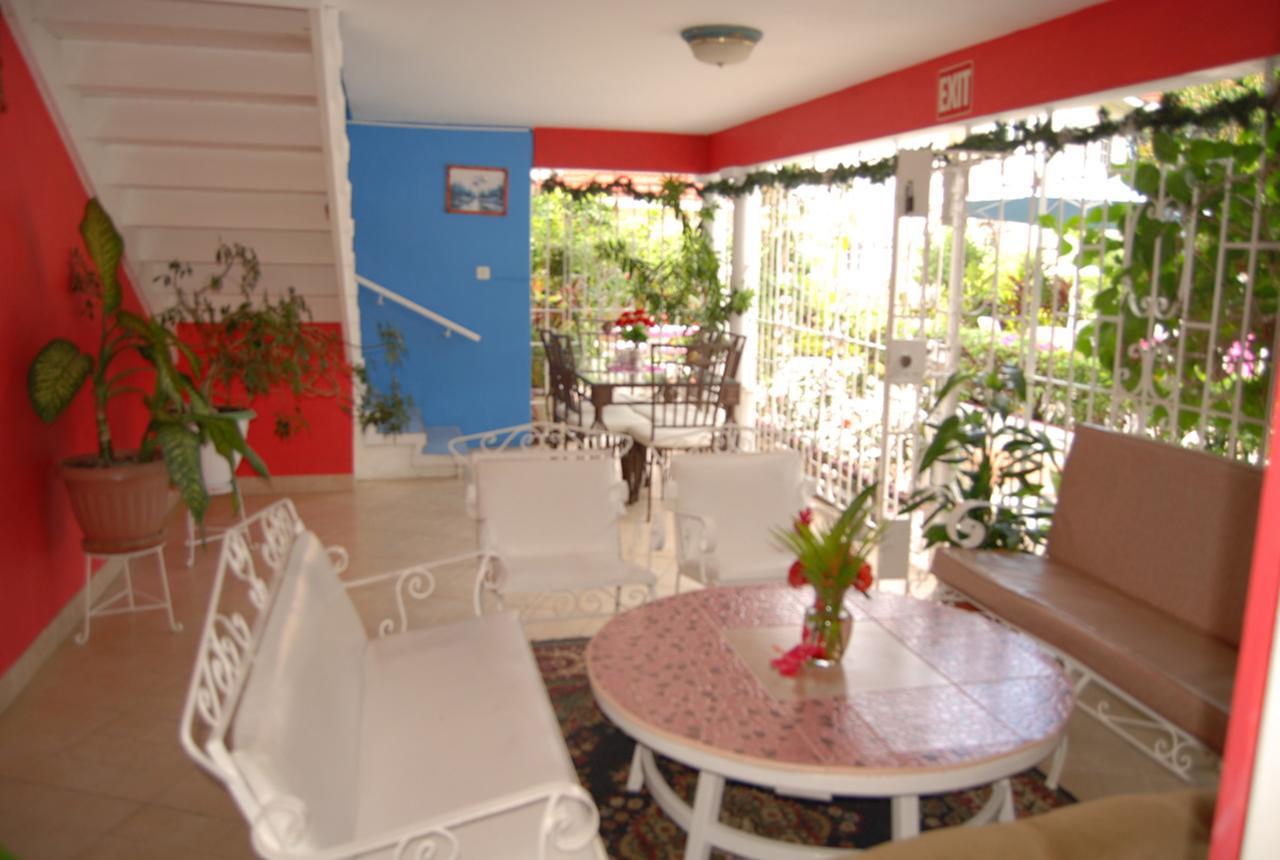 Pink Hibiscus Bed And Breakfast Montego Bay Exterior foto
